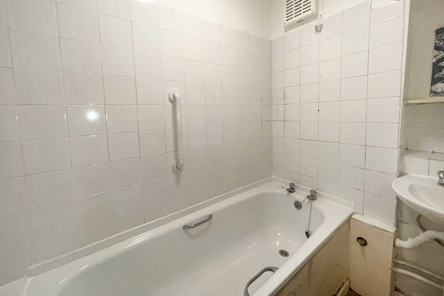 Bathroom before refurbishment